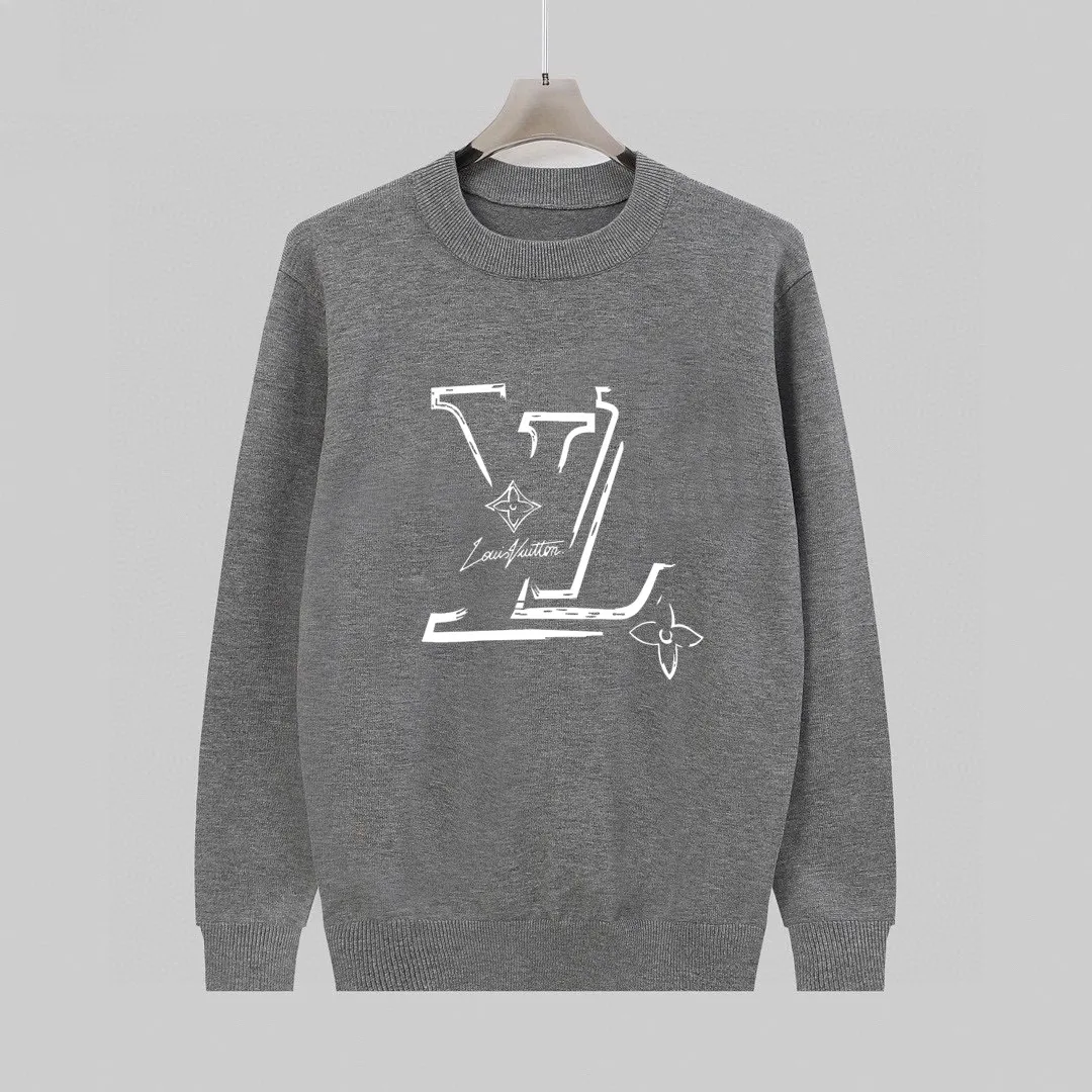 🅿️240 【LV Louis Vuitton】Autumn and winter classic round neck pullover sweater, in full condition! ! ! Wool blended fabric, the latest model in 2025, golden ratio! ! Slim-fitting soft gold, versatile and practical item, the combination and practicality are extremely powerful, simple and elegant, and classy! To create your own style, it is highly recommended to buy it in two colors. The standard slim fit tailoring process is suitable for both young and old men. It is knitted from wool and will not cause any discomfort! While keeping warm, it is stylish, textured and wearable, and the classic logo with contrasting colors on the chest feels in place! ! Recommended for regular customers! ! Size M-3XL (maximum wear: 190 pounds)
